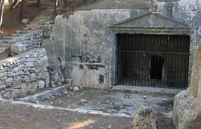 Quatre tombeaux de l’époque du Christ: Entrée du cimetière du Sanhédrin
