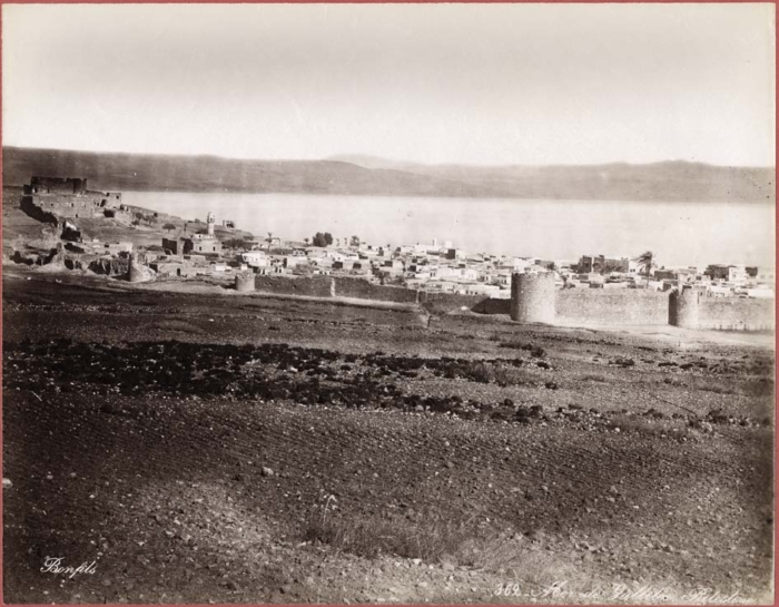 Le mur de défense de la citadelle de Tibériade reconstruit au XVIIIe siècle par l’émir Daher el-Amr. fut gravement endommagé lors du tremblement de terre de 1837. Aujourd’hui il n’est plus visible que par morceaux. Photo Bonfils vers 1880 ?