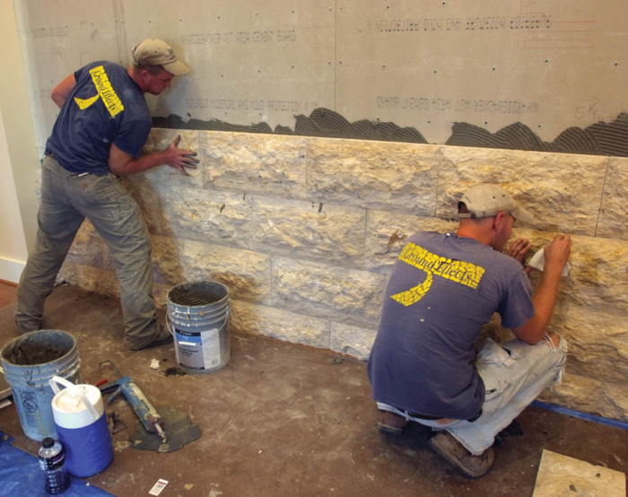 Pour respecter les normes de construction à Jérusalem, il faut revêtir de pierre les constructions de béton.