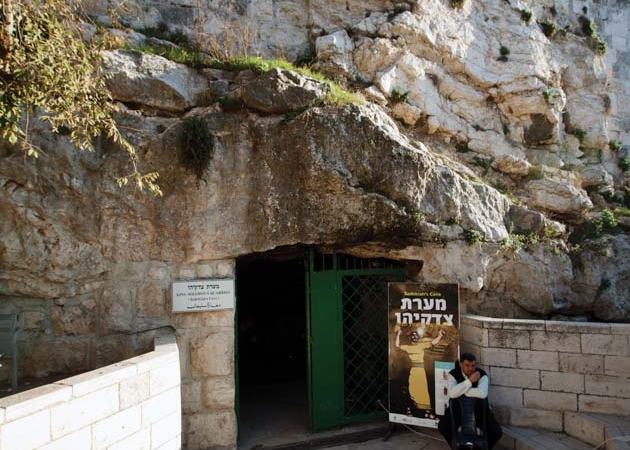 Percée en 1954, l'entrée a été agrandie par les Israéliens après 1967. Mais la caverne n’a pu être aménagée pour le public qu’en 1985.