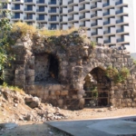 Restes de l’époque croisée insérés dans les fortifications de la citadelle.