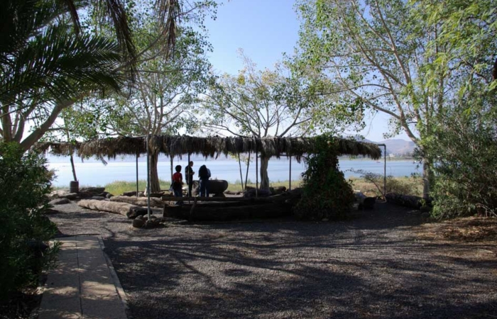Les propriétés chrétiennes offrent des lieux où commémorer les passages de l’Évangile dans lesquels Jésus rencontre ses disciples au bord du lac. Ici le site de Dalmanutha.