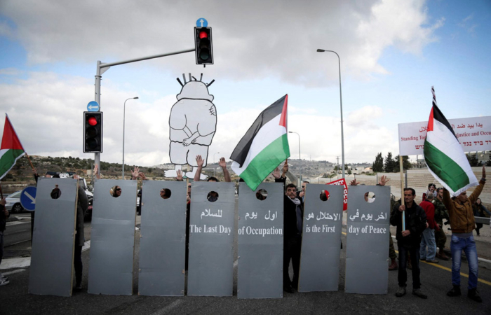 Lors d’une manifestation sur les panneaux symbolisant le mur cette phrase écrite en anglais: “Le dernier jour d’Occupation 
sera le premier jour pour la paix”