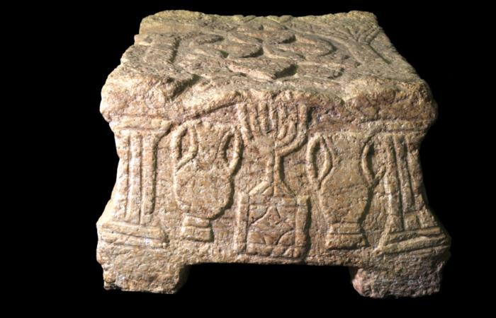 C’est la pièce maîtresse des fouilles réalisées dans la propriété des Légionnaires du Christ sur le site de Magdala. Une pierre sculptée représentant une ménorah, un chandelier à 7 branches.