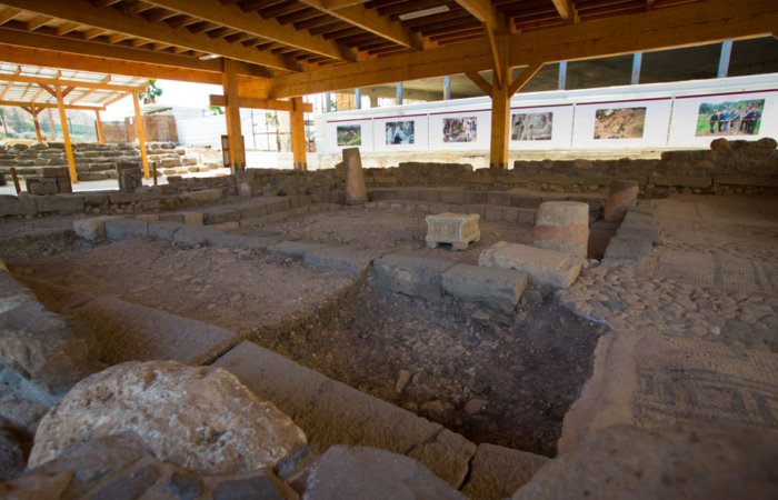 Au centre de la synagogue, un fac-similé 
de la pierre sculptée de la ménorah.