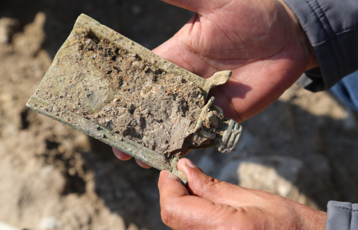 Les archéologues Arfan Najar et Eyad Bisharat de l’Autorité des antiquités d’Israël au moment où ils ont découvert la pelle à encens.