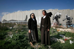 La crèche  des sœurs franciscaines  à l’ombre du mur
