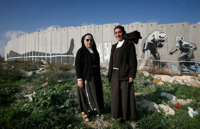 La crèche  des sœurs franciscaines  à l’ombre du mur