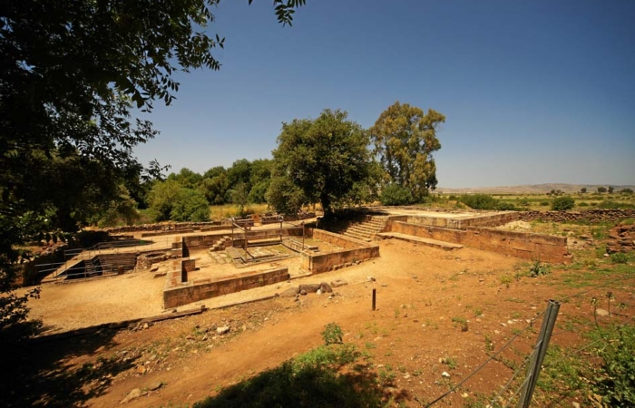 Un autel à quatre cornes (évoqué ici en acier sur la photo) a été trouvé ainsi que des artefacts religieux tels que trois pelles de fer, et navette 
à encens en fer.
