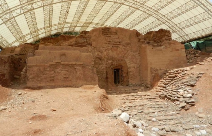Construite à l’âge du Bronze Moyen (vers 1800 av. J.-C.), dans le style dit syrien, cette porte en briques fut utilisée environ 50 ans avant d’être recouverte - et donc préservée - par un rempart de terre. Elle comprenait  trois pairs de piliers et quatre chambres.