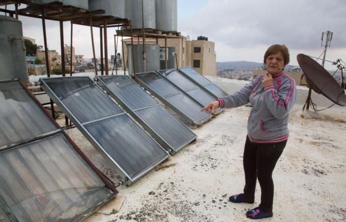 De gauche à droite, Renée, Leila et Shereen témoignent de la façon dont les Franciscains de la Custodie de Terre Sainte, grâce à leur ONG, ATS Pro Terrasancta (relayée en France par La Fondation François d’Assise) sont venus à leur secours pour améliorer leur approvisionnement en eau. Pour suivre un projet ou un autre contactez : fondationfrancoisdassise.fr