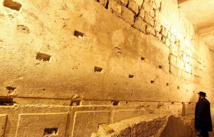 Prodige
Un juif orthodoxe prie devant la plus grande des pierres visibles dans le tunnel du Kotel. Longue de plus de 13 m, 
elle doit peser 570 tonnes.