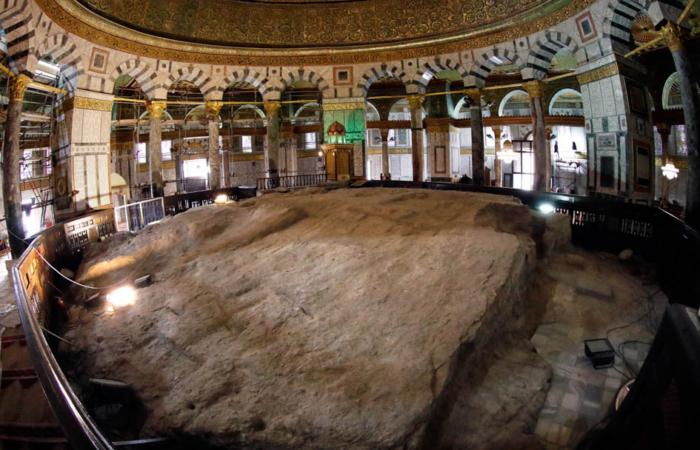 Que ce rocher ait été le lieu du Saint des Saints, le lieu de l’autel du sacrifice ou quoique ce soit d’autre, il a été le témoin de l’histoire, des personnes juifs, chrétiens et musulmans qui l’ont foulé de leurs pieds ©Pierre Mortes