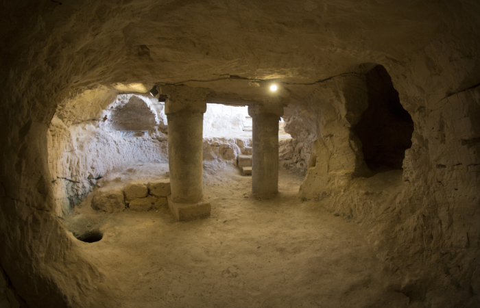 Vue de l’intérieur, une des grottes qui servait d’habitat à l’époque 
de Jésus, toute proche de la grotte mariale.