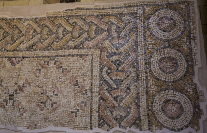 Joli tapis de mosaïque byzantine conservé aux abords de la basilique