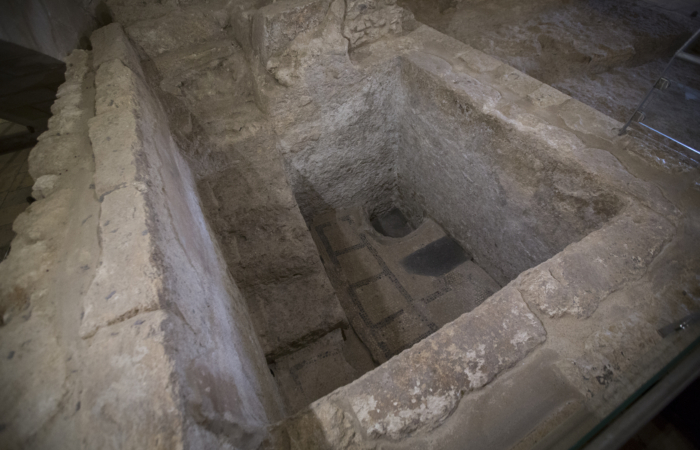 7 marches pour descendre dans les eaux du baptême