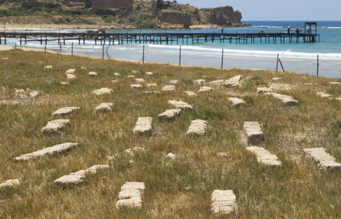 Un mètre au-dessus du niveau de la mer, surplombant une plage de sable blond, 
le cimetière croisé d’Atlit se trouve à quelques encablures du Château-Pèlerin, une des plus grandes forteresses templières en Terre Sainte