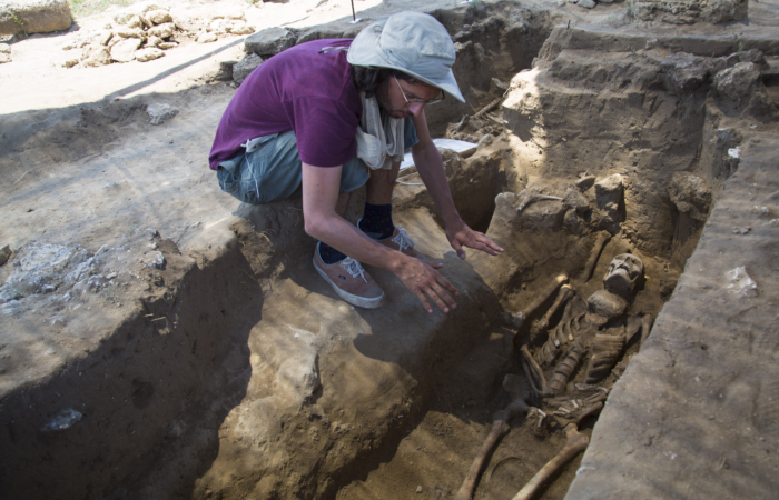 Responsable de la mission archéologique, Yves Gleize est spécialiste des réutilisations de tombes et de manipulations d’ossements en contexte funéraire au début du Moyen Âge. Un cas de figure fréquemment rencontré dans le cimetière d’Atlit.
