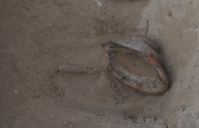 Bol en céramique découvert dans une tombe. Le dépôt de ce type d’objets - courant à Chypre mais ignoré chez les chrétiens d’Orient au XIIIe siècle - laisse penser que les pratiques funéraires de Chypre et d’Atlit étaient peut-être liées.