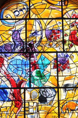 La Bible illustrée ou les vitraux de Chagall à Hadassah