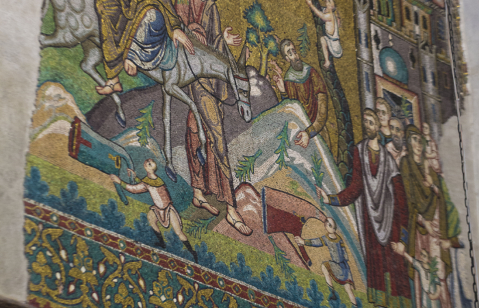 Comme le fait remarquer 
le père Manns, la personne qui guide l’âne est représentée avec une auréole, et la ville de Jérusalem a en son centre une représentation byzantine 
du Saint-Sépulcre !