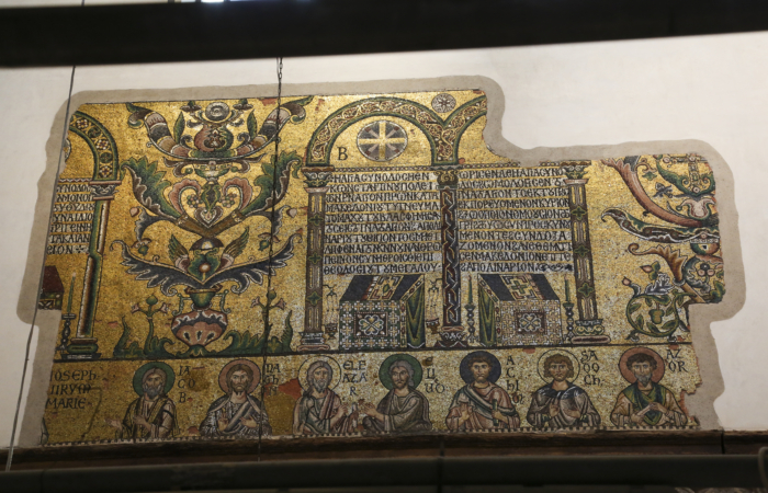 Tous les ancêtres de Jésus (d’après le chapitre 1 de l’Évangile de saint Matthieu) sur le bas de la mosaïque, sont représentés avec une auréole de couleurs différentes. En haut, le concile de Constantinople.