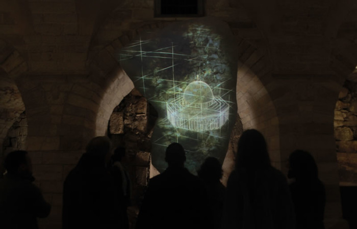 Sur les murs apparait l'image de la couple dorée du Dôme du Rocher, situé non loin du musée.
