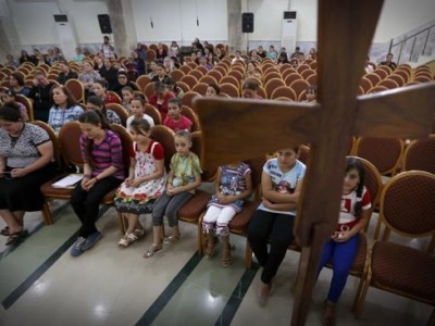 La chasse aux chrétiens se poursuit dans le nord de l’Irak : des milliers de personnes s’enfuient de Qaraqosh