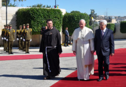 A Bethléem, le pape demande du courage pour la paix et s’arrête en silence au pied du Mur