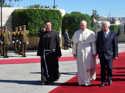 A Bethléem, le pape demande du courage pour la paix et s’arrête en silence au pied du Mur