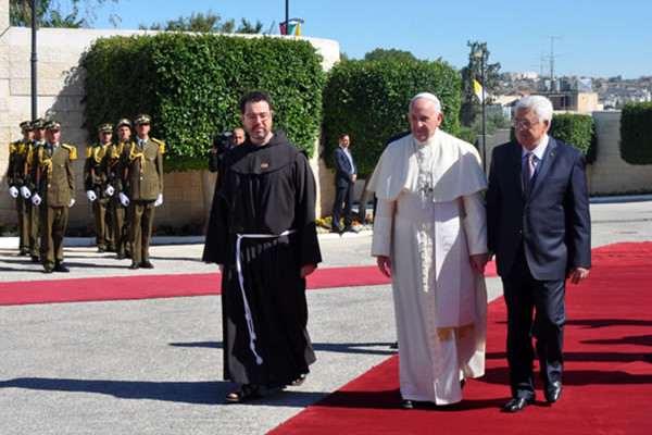 Bethléem, le président palestinien Mahmoud Abbas souhaite la bienvenue au pape François, tout juste descendu d'un hélicoptère en provenance d'Amman. [1/2]