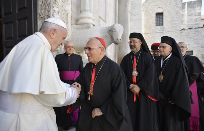 François accueille les patriarches catholiques devant la basilique Saint-Nicolas