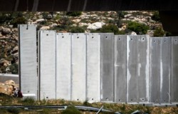 Israël accusé de crimes de guerre au Chili pour le mur