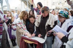 Arrêtée pour avoir apporté une Torah au Mur Occidental