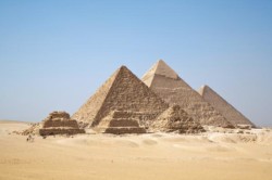 Des chambres cachées dans une des pyramides de Gizeh ?