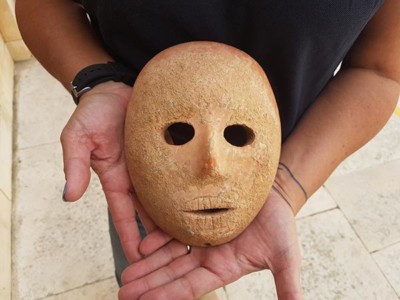 Archéologie: Israël lève le masque sur un visage de pierre