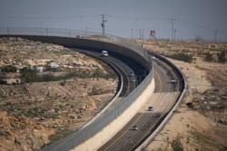 Israël: une route qui divise dans tous les sens du terme