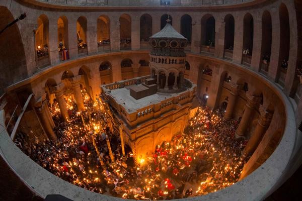 Livre sur le Feu sacré: les orthodoxes éteignent l’incendie