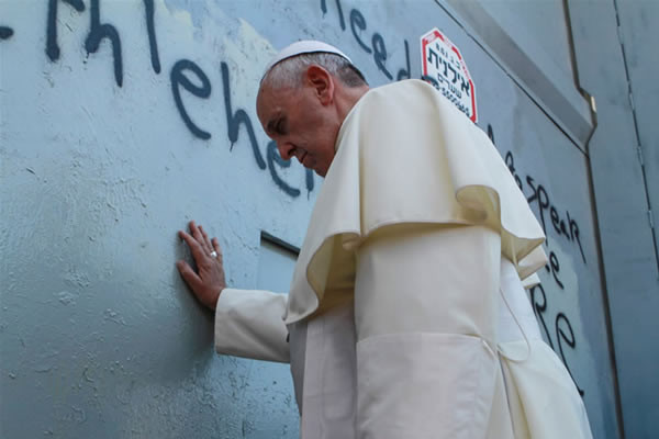 Pape François devant le Mur de séparation israelien, en état de prière silencieuse. (Photo: Nour Shamaly/Pool/Flash90)