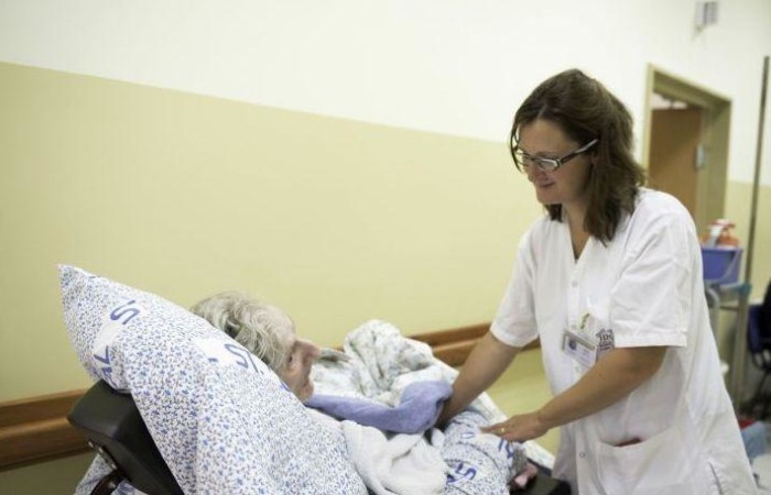 Une infirmière de l'hôpital français avec une personne âgée hospitalisée. ©Nadim Asfour/CTS