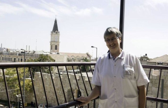 Soeur Monika sur un balcon de l hôpital Saint-Louis près de la Porte Neuve à Jérusalem. ©Nadim Asfour/CTS