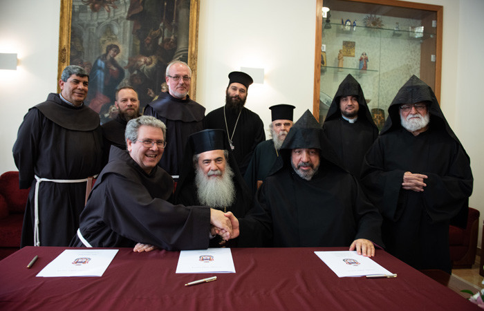 De gauche à droite : Francesco Patton Custode de Terre Sainte , Théophilos III Patriarche grec-orthodoxe, Nourhan Manoughian Patriarche arménien  apostolique signataires d’un nouvel accord de restauration au Saint-Sépulcre, en présence des 3 supérieurs des fraternités de la basilique et de conseillers. ©Nadim Asfour/Custodie de Terre Sainte