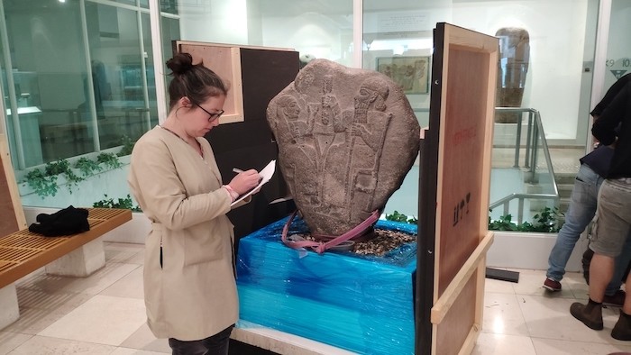 Stèle du royaume de Marash (Xème - VIIIème siècles av. J.-C.) prêtée par le musée des Pays de la Bible à Jérusalem au musée du Louvre. (Avec l’aimable autorisation du Bible Lands Museum Jerusalem. Photographe: Moshe Caine)