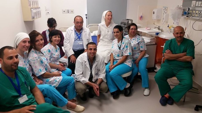 La religieuse italienne, au centre, entourée d’un groupe de médecins et de membres du personnel paramédical de l'hôpital catholique.