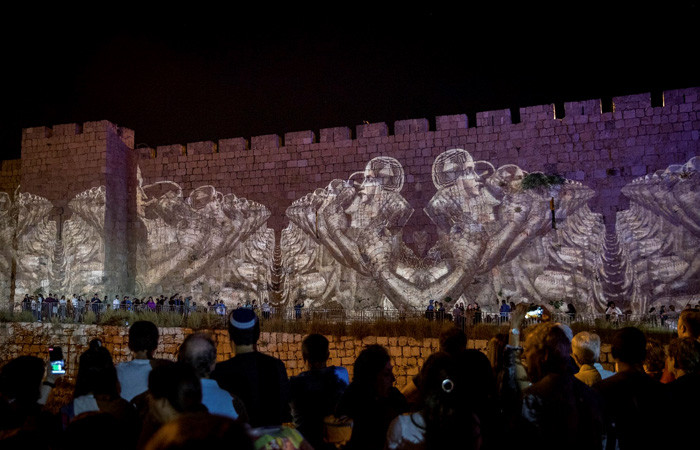 Une foule dense et joyeuse se presse aux abords de la Porte de Jaffa où le Festival bat son plein © Yonatan Sindel/Flash90