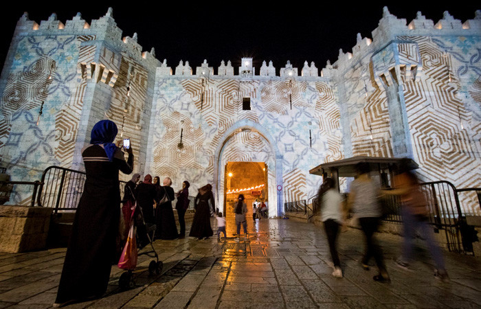 Malgré la beauté des illuminations sur la Porte de Damas, il n’y a pas foule à l’entrée du quartier musulman lors du Festival des Lumières de Jérusalem © Yonatan Sindel/Flash90