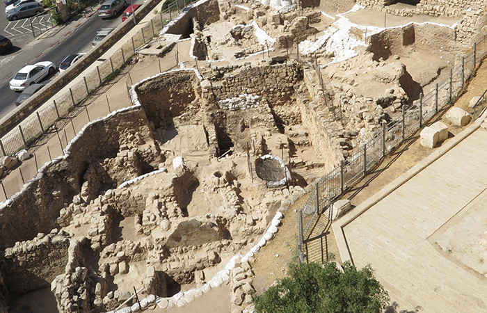 Vue d’ensemble des fouilles archéologiques au mont Sion où a été retrouvé le fossé que les croisés ont comblé en 1099 pour assiéger Jérusalem © Virginia Withers, avec l’aimable autorisation de Shimon Gibson