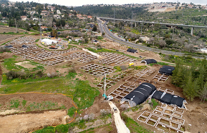 Vue globale du village néolithique découvert lors des fouilles archéologiques de l'intersection de Motza, près de Jérusalem © Eyal Marco, Autorité des Antiquités