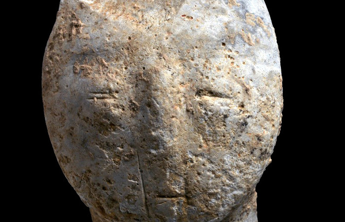 Figurine représentant un visage humain, vieille de 9 000 ans, découverte lors de fouilles archéologiques à Motza, près de Jérusalem © Clara Amit, Autorité des Antiquités