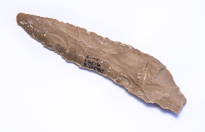 Couteau en silex. Un des milliers d'outils de silex trouvés sur le site de Motza, près de Jérusalem © Yaniv Berman, Autorité des Antiquités israéliennes